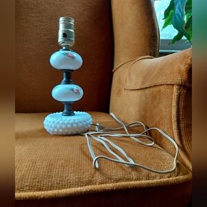 Vintage 50s working white green & red floral hobnail milk glass accent lamp